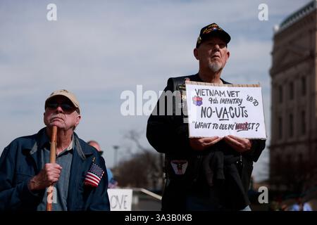 INDIANAPOLIS, INDIANA - 14. MÄRZ: Ein Vietnam-Veteran hält Zeichen gegen VA-Kürzungen, während US-Militärveteranen und ihre Unterstützer gegen die Kürzungen der Trump-Regierung am Department of Veterans Affairs (VA) und andere Änderungen, die Veteranen und das Militär am 14. März 2025 betreffen, vor dem Indiana Statehouse in Indianapolis, Indiana, protestieren. Der inoffizielle Protest an der Basis wurde durch einen Flyer ausgelöst, der von der 50501-Bewegung gepostet und von Veteranen in den Vereinigten Staaten online entdeckt wurde. Quelle: Jeremy Hogan/Alamy Live News Stockfoto