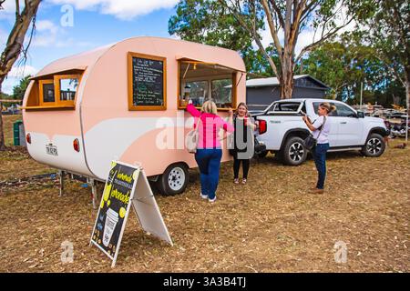 Gäste, die auf Getränke aus einem Vintage Caravan Café im Moonbi Showground NSW Australia warten. Stockfoto