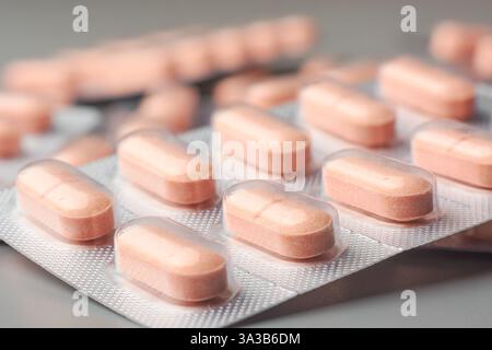 Nahaufnahme Makroansicht von hellbraunen Tabletten oder Pillen in Silberfolie Rückseite Blisterpackungen, Verpackungen von medizinischen Medikamenten, weiche Fokus in der Medizin, Gesundheitswesen Stockfoto