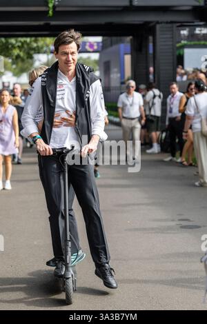 Melbourne, Australien, 15. März 2025. Toto Wolff (AUT), Leiter des Mercedes-AMG Petronas Formel-1-Teams, während des Melbourne Walk beim Louis Vuitton Grand Prix 2025, der am 15. März 2025 auf dem Albert Park Grand Prix Circuit in Melbourne, Australien, stattfand. Quelle: Santanu Banik/Speed Media/Alamy Live News Stockfoto