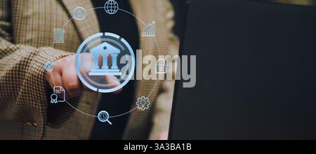 Ein konzeptionelles Bild des Online-Banking, das eine Person zeigt, die auf einer Tastatur mit digitalen Symbolen für Sicherheit, Finanzen, globale Konnektivität, Stockfoto