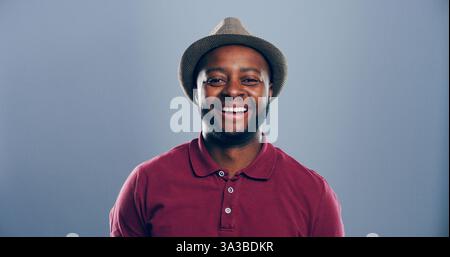 Lächeln, Musiker und Porträt des schwarzen Mannes im Studio für Jazzsänger, Plattenproduzenten und kreative. Selbstvertrauen, Glück und Künstler mit männlicher Person Stockfoto