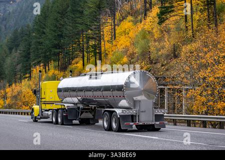 Klassischer Sattelschlepper mit großer Lkw in Industriequalität und verlängerter Fahrerkabine für den Transport von flüssiger Ladung in rostfreiem Stahl Stockfoto