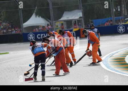 Melbourne, Australien. März 2025. Motorsport: Formel-1-Weltmeisterschaft, Grand Prix von Australien, Qualifying der Marshals reinigen die Strecke von Steinen. Die Formel 1 beginnt mit dem Großen Preis von Australien am Sonntag, den 16. März 2025. Quelle: Hasan Bratic/dpa/Alamy Live News Stockfoto