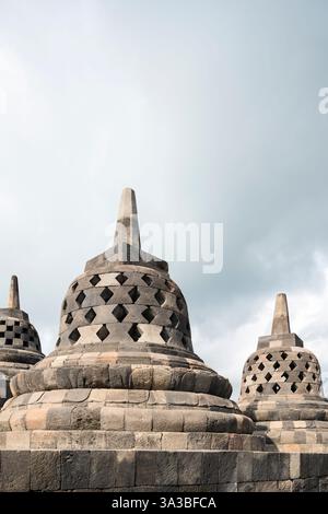 Durchbrochene Stupas am Borobudur-Tempel, Java, Indonesien Stockfoto
