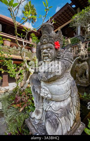 Aufwändig geschnitzte Steinstatue im Garten des Hotel Tjampuhan Spa in Ubud, Bali, Indonesien. Stockfoto