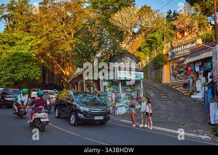 Viel Verkehr auf der Jalan Raya Ubud Straße. Ubud, Bali, Indonesien. Stockfoto