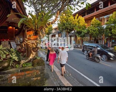 Leute laufen die Jalan Raya Ubud entlang, die Hauptstraße in Ubud, Bali, Indonesien. Stockfoto