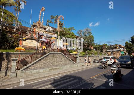 Morgenverkehr auf Jalan Raya Ubud, der Hauptstraße in Ubud, Bali, Indonesien. Stockfoto