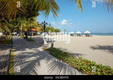 Malerischer Blick auf den Sandstrand Jerman (Pantai Jerman) am Morgen. Kuta, Bali, Indonesien. Stockfoto