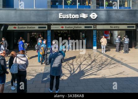Personen vor dem Eingang zum Euston Hauptbahnhof, London, England, Großbritannien Stockfoto