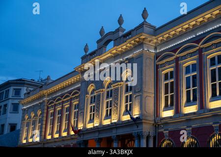 Der abendliche Charme des Museums İşbank, architektonische Schönheit in Istanbul, mit Gebäude, Stadt, Kultur, Tür, Fassade, Geschichte, Wahrzeichen, Licht, Nacht, Sto Stockfoto