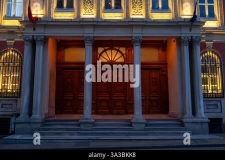Der abendliche Charme des Museums İşbank, architektonische Schönheit in Istanbul, mit Gebäude, Stadt, Kultur, Tür, Fassade, Geschichte, Wahrzeichen, Licht, Nacht, Sto Stockfoto