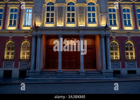 Der abendliche Charme des Museums İşbank, architektonische Schönheit in Istanbul, mit Gebäude, Stadt, Kultur, Tür, Fassade, Geschichte, Wahrzeichen, Licht, Nacht, Sto Stockfoto