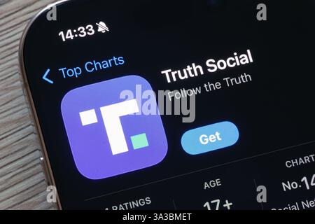 OSTRAVA, TSCHECHIEN – 23. NOVEMBER 2024: Apple App Store mit Truth Social Network Mobile App Stockfoto