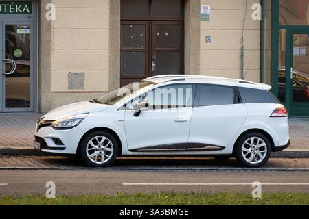 OSTRAVA, TSCHECHIEN - 18. DEZEMBER 2023: Weißer Renault Clio Grandtour Kombi parkt auf der Straße Stockfoto