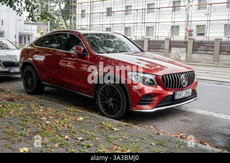 OSTRAVA, TSCHECHIEN - 19. OKTOBER 2023: Luxuswagen des Typs Mercedes-Benz GLC Coupé C253 parkt auf der Straße Stockfoto
