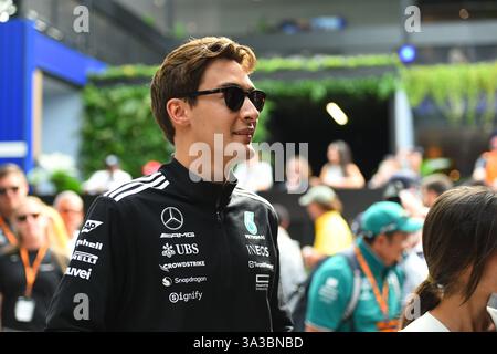 MELBOURNE, AUSTRALIEN, 15. März 2025. Im Bild: Mercedes-Formel-1-Pilot George Russell (GBR) tritt bei der australischen Runde der Formel-1-Weltmeisterschaft 2025 in das Fahrerlager ein. Karl Phillipson / Alamy Live News Stockfoto