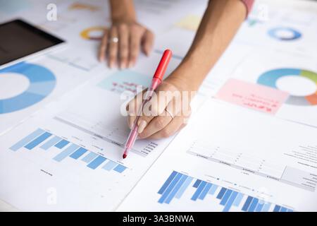 Zugeschnittene, nicht erkennbare Aufnahme einer jungen Geschäftsfrau, die Verkäufe analysiert Stockfoto