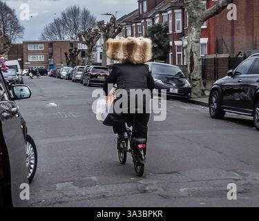 Ein chassidischer Jude, der während Purim im Londoner Stamford Hill einen extra großen Spodik-Zyklus trug. Stockfoto
