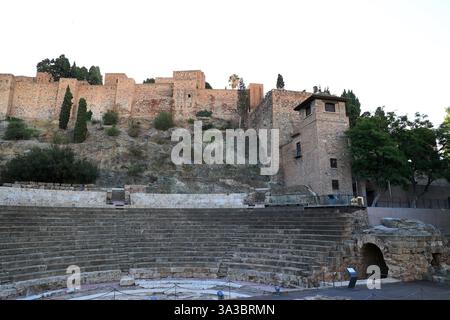 Alcazaba Zitadelle und römisches Theater im Vordergrund von Malaga, Andalusien, Spanien Stockfoto