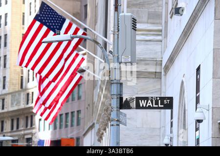 New York City, Usa. März 2025. Das Gebäude der New York Stock Exchange im Finanzviertel in New York City, NY, USA am 14. März 2025. Foto: Charles Guerin/ABACAPRESS. COM Credit: Abaca Press/Alamy Live News Stockfoto