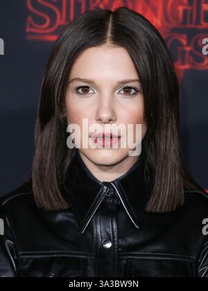 (DATEI) Netflix's teuerste Film „The Electric State“ kostete 320 Millionen US-Dollar und wurde heute am 14. März 2025 veröffentlicht. Millie Bobby Brown spielt Michelle. WESTWOOD, LOS ANGELES, KALIFORNIEN, USA - 26. OKTOBER: Die britische Schauspielerin Millie Bobby Brown in einem Calvin Klein Kleid kommt zur Los Angeles Premiere von Netflix 'Stranger Things' Staffel 2, die am 26. Oktober 2017 im Westwood Village Theatre in Westwood, Los Angeles, Kalifornien, USA stattfindet. (Foto: Xavier Collin/Image Press Agency) Stockfoto