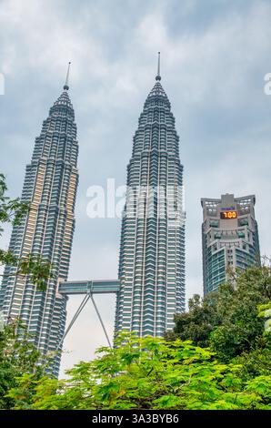Kuala Lumpur, Malaysia - 27. Dezember 2019: Malerischer Abendblick auf die Petronas Towers vom KLCC Park aus mit einem farbenfrohen Sonnenuntergang. Stockfoto
