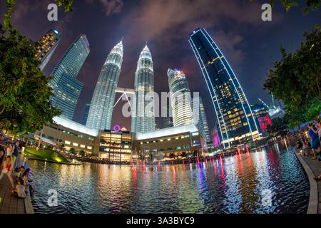 Kuala Lumpur, Malaysia - 27. Dezember 2019: Atemberaubender nächtlicher Blick auf die Petronas Towers vom KLCC Park mit beleuchteter Skyline. Stockfoto