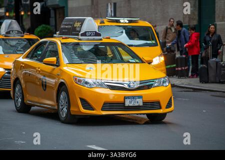 New York City - 24. Oktober 2015: New York City Yellow Cabs entlang der Manhattan Street. Stockfoto