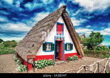 Insel Madeira ländliche traditionelle Haus Dorf Landschaft, Portugal. Stadt Santana an einem schönen sonnigen Tag. Stockfoto