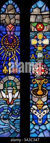 Buntglas zur Feier des Missionslebens von St. Martin of Tours, St. Ninian of Galloway und St. Patrick of Armagh, Martindale, Cumbria, Großbritannien Stockfoto