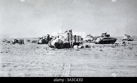 Panzer der 8. Panzerbrigade in der Wüste während der zweiten Schlacht von El Alamein im Oktober 1942. Stockfoto