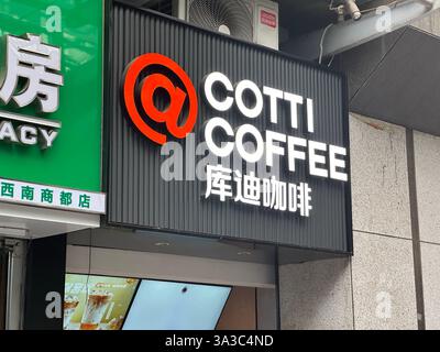 Nanning, China - 15. November 2023. Cotti Coffee Shop. Cotti Coffee ist eine chinesische Kaffeemarke, die vom ursprünglichen Kernteam von Luckin Coffee entwickelt wurde. Stockfoto