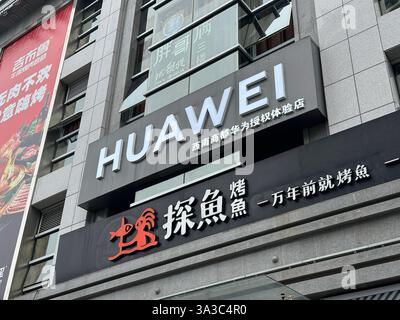 Nanning, China - 15. November 2023. Huawei Store. Huawei ist ein chinesisches multinationales Technologieunternehmen Stockfoto