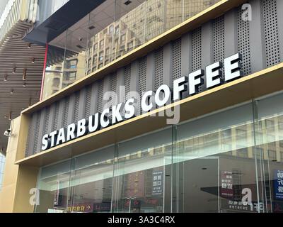 Nanning, China - 15. November 2023. Starbucks Café. Starbucks Coffee ist eine US-amerikanische Coffee-Shops-Kette, die in Seattle gegründet wurde. Stockfoto