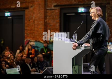 Marburg, Deutschland. März 2025. Franziska Brantner, Bundesvorsitzende des Bündnis 90/die Grünen, hält eine Rede auf der Hessischen Landesparteikonferenz Bündnis 90/die Grünen in den Lokschuppen in Marburg. Die Neuwahl des Landesvorstands steht auch auf der Tagesordnung der Parteikonferenz. Quelle: Christian Lademann/dpa/Alamy Live News Stockfoto