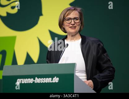 Marburg, Deutschland. März 2025. Franziska Brantner, Bundesvorsitzende des Bündnis 90/die Grünen, hält eine Rede auf der Hessischen Landesparteikonferenz Bündnis 90/die Grünen in den Lokschuppen in Marburg. Die Neuwahl des Landesvorstands steht auch auf der Tagesordnung der Parteikonferenz. Quelle: Christian Lademann/dpa/Alamy Live News Stockfoto