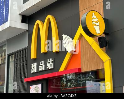 Nanning, China - 15. November 2023. McDonald's Restaurant. Stockfoto