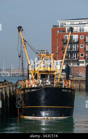 Das Fischerboot oder der Trawler Celtic Rose vertäut am Camber Dock in Portsmouth. März 2025. Stockfoto