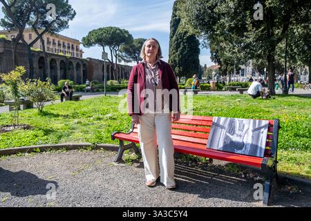15. März 2025, Rom, RM, Italien: Vier rote Bänke sind im Carlo Felice Park vor der Basilika San Giovanni in Laterano installiert. Die rote Bank ist ein Symbol der Solidarität mit den Opfern und Überlebenden geschlechtsspezifischer Gewalt. Die Veranstaltung wird in Zusammenarbeit mit dem Coordinamento Donne von FITel und der Gemeinde Rom gefördert. Während der Einweihung findet auf den Bänken eine Fotoausstellung statt. SABRINA ALFONSI (Stadträtin für Landwirtschaft, Umwelt und Abfallkreislauf der Gemeinde Rom) nimmt an der Einweihung Teil. (Kreditbild: © Marco Di Gianvito/ZUMA Press Wire) ED Stockfoto