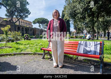 15. März 2025, Rom, RM, Italien: Vier rote Bänke sind im Carlo Felice Park vor der Basilika San Giovanni in Laterano installiert. Die rote Bank ist ein Symbol der Solidarität mit den Opfern und Überlebenden geschlechtsspezifischer Gewalt. Die Veranstaltung wird in Zusammenarbeit mit dem Coordinamento Donne von FITel und der Gemeinde Rom gefördert. Während der Einweihung findet auf den Bänken eine Fotoausstellung statt. SABRINA ALFONSI (Stadträtin für Landwirtschaft, Umwelt und Abfallkreislauf der Gemeinde Rom) nimmt an der Einweihung Teil. (Kreditbild: © Marco Di Gianvito/ZUMA Press Wire) ED Stockfoto