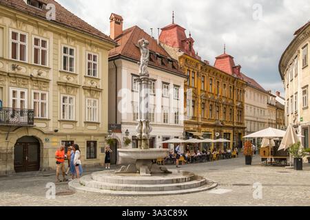 Der obere Platz in der Altstadt von Ljubljana in der Abenddämmerung mit dem Herkules-Brunnen in Ljubljana, Slowenien Stockfoto