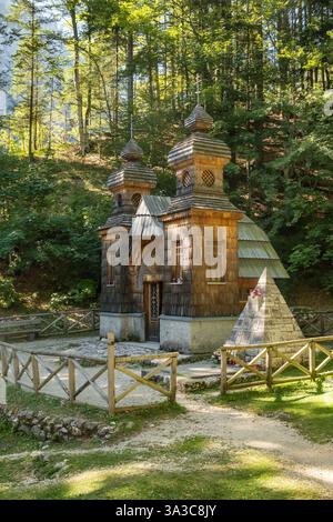 Alte russische orthodoxe Holzkirche am Vrsic-Pass, Slowenien Stockfoto
