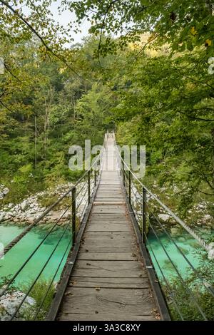 Eine Hängebrücke überspannt das smaragdgrüne Wasser des Flusses Soca in Slowenien Stockfoto