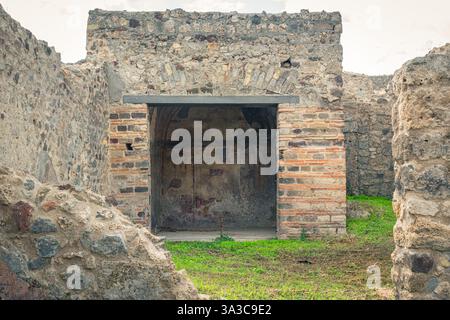 Erkunden Sie die Ruinen von Pompeji, Italien, mit antiken architektonischen Steinstrukturen und detaillierter Kunstfertigkeit, die durch die Zeit erhalten wurde, und werfen Sie einen Blick Stockfoto