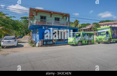 Flowers Bay, Roatan, Honduras – 03. März 2025: Los 2 Hermanos Mini super mit Wasserlastern, die draußen geparkt sind Stockfoto