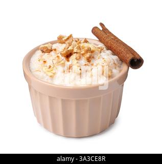 Leckerer Reispudding mit Walnüssen und Zimt isoliert auf weiß Stockfoto