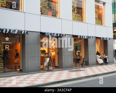 TOKIO, JAPAN - 14. März 2025: Blick auf das Starbucks Ginza House, das einen Starbucks Reserve Coffee Shop und ein Teavana umfasst. Stockfoto