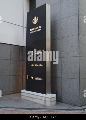 TOKIO, JAPAN - 14. März 2025: Ein Schild vor dem Starbucks Ginza House mit einem Starbucks Reserve Coffee Shop und einem Teavana. Stockfoto
